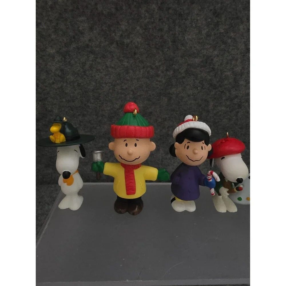 Hallmark Peanuts Lot Of 7 Charlie Brown Snoopy Lucy Keepsake Ornaments And Tree